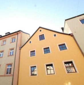 un edificio giallo con finestre sul lato di Ferienwohnungen Ostengasse 22 a Ratisbona