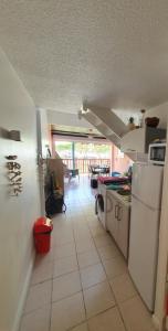 Kuchyň nebo kuchyňský kout v ubytování Appartement KER-EOL Résidence CANOUAN Sainte-Anne avec piscine