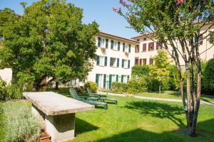 a stone bench in the yard of a building at Residence la Limonera in Bellagio
