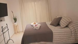 1 dormitorio con 1 cama con toallas en BL CALLE CATAMARCA en Corrientes