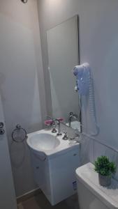 uma casa de banho com um lavatório e um espelho em BL CALLE CATAMARCA em Corrientes