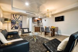 a living room with a couch and a table at Eazy Rio by ULIV in Tijuana