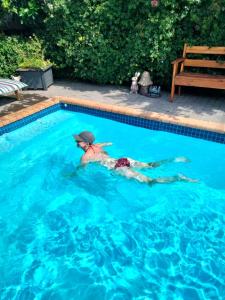 un hombre nadando en una piscina en Bee Comfy en Klein Brak Rivier