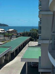 vistas a un edificio con techos verdes y al océano en Ap Premier Home Club - Diversão, Turismo e Descanso, en Penha