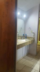 y baño con lavabo y espejo. en 3104 Costa Bonita Beach Condo Culebra, en Culebra