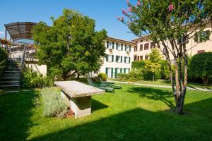 a park with a stone bench in the grass at Residence la Limonera in Bellagio