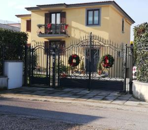 une porte devant une maison avec des couronnes sur elle dans l'établissement Villa Rosa B&B Room Vesuvio, à SantʼAntonio Abate