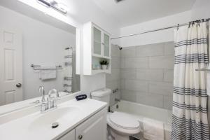 Ένα μπάνιο στο The Mtn Retreat- Steps to Palmer Park and playground, Central COS, Great location +21 φωτογραφίες