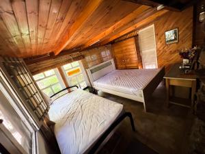 1 dormitorio con 2 camas en una cabaña en Rustic miners cabin en Faraday