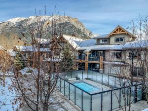 una casa con piscina di fronte a una montagna di SCENIC 1 Bedroom plus Den, PET FRIENDLY managed by Little Sister Getaways a Dead Man's Flats