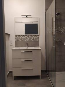 羅什福爾的住宿－Logement idéal curistes，一间带水槽和淋浴的浴室