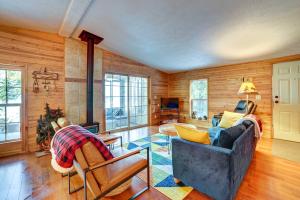 Posedenie v ubytovaní Ocqueoc Family Cabin with Sauna on Lake Huron!
