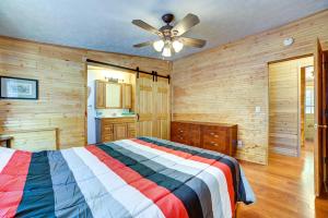 Posteľ alebo postele v izbe v ubytovaní Ocqueoc Family Cabin with Sauna on Lake Huron!