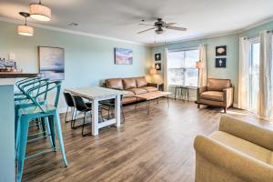 Ruang duduk di Oak Island Condo - Walk to the Beach!