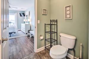 Bilik mandi di Oak Island Condo - Walk to the Beach! +20 gambar