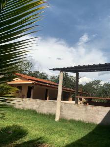 a house with a palm tree in front of it at casa rural Bon Tempo in Pirenópolis