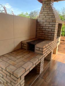 uma lareira de tijolos num pátio em casa rural Bon Tempo em Pirenópolis