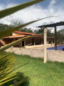 Blick auf ein Haus mit einem Pool in der Unterkunft casa rural Bon Tempo in Pirenópolis