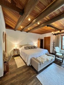蒙特沃德的住宿－Flor de Minas，一间卧室设有一张大床和木制天花板