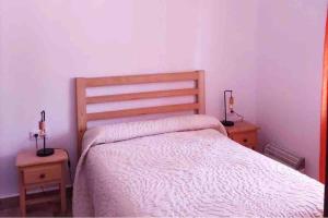 sypialnia z łóżkiem z 2 szafkami nocnymi i 2 lampami w obiekcie CASA RURAL LOS ALTOS w mieście Ojuelos Altos