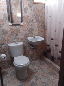 uma casa de banho com um WC e um lavatório em Hotel Karupa Amazonas em Letícia