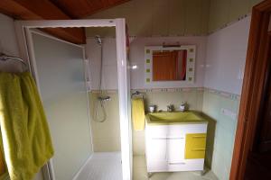 un piccolo bagno con doccia e lavandino di Casa la Pau a Deltebre Altre 25 foto