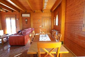 ein Esszimmer mit einem Tisch, Stühlen und einem Sofa in der Unterkunft Casa la Pau in Deltebre