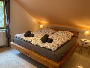 ein Schlafzimmer mit einem Bett mit zwei Kissen darauf in der Unterkunft Ferienwohnung Fernblick Pfalz - mit Sauna in Weyher