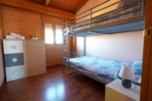 a bedroom with bunk beds in a cabin at Casa la Pau in Deltebre