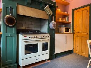 a kitchen with a stove and a white oven at Grove House - 4 Bedroom sleeps 8 only 1 mile from centre in Farnley