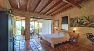 A bed or beds in a room at CABAÑAS MONTEVERDE - Guarne ANT