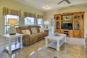 ein Wohnzimmer mit einem Sofa und einem TV in der Unterkunft Bright Laguna Vista Home with Community Pool! in Laguna Vista