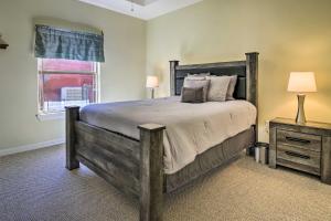 Un dormitorio con una cama grande y una ventana en Bright Laguna Vista Home with Community Pool!, en Laguna Vista