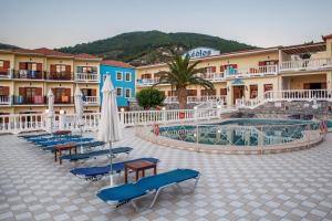 Bazén v ubytování Aeolos Hotel nebo v jeho okolí