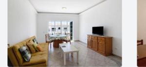 un soggiorno con un divano e un tavolo di Apartment Moni Cabanas de Tavira Algarve a Cabanas de Tavira