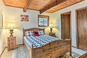 - une chambre avec un lit et deux lampes dans l'établissement Cozy Bushkill Cabin with Deck Near Shawnee Mountain!, à Bushkill