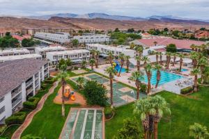 uma vista aérea de um resort com uma piscina e palmeiras em LP 124 Mesa Views, Grill, Cable, Great Las Palmas Amenities, and Fully Stocked Kitchen em St. George