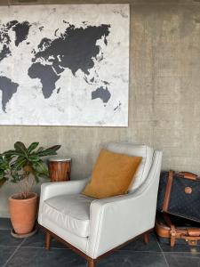 a white chair with an orange pillow in a room at Loft industrial vista a los volcanes in Cholula