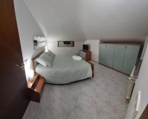 a small bedroom with a bed and a tiled floor at Residenza Infante in Avezzano