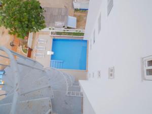 Newly decorated 1 Bed Apartment, with balcony - Osu Residential veya yakınında bir havuz manzarası