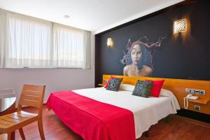 A bed or beds in a room at Hotel Plaza Inn