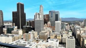 vistas a una gran ciudad con edificios altos en Sky Rise Apartments, en Los Ángeles