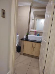 ダーバンにあるSails Luxury 1 Bedroom Apartmentの洗面台と鏡のあるバスルーム