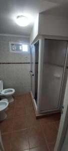 y baño con 2 aseos y cabina de ducha. en Chalet Privado en Complejo "Los Teros" en San Rafael