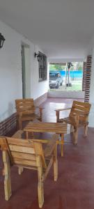 - un ensemble de bancs en bois dans une chambre avec fenêtre dans l'établissement Monoambiente Anisacate, à Villa Anizacate