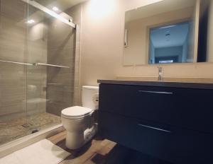 Koupelna v ubytování New & Sophisticated Large 1BR Near Tech