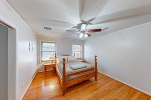 1 dormitorio con 1 cama y ventilador de techo en Briarbend Beauty, en Houston