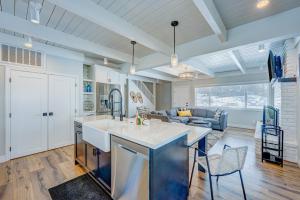 uma cozinha e sala de estar com um sofá e uma mesa em The Home at the End of the Rainbow em South Lake Tahoe