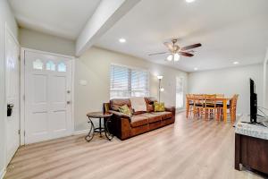 uma sala de estar com um sofá e uma ventoinha de tecto em Texas Dreams em San Antonio