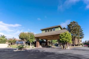 un edificio al lado de una carretera en Best Western Plus Forest Park Inn en Gilroy